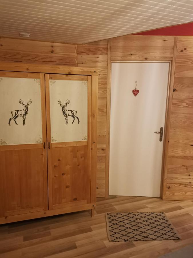 Gite Ha-Py Chalet กอมปอง ภายนอก รูปภาพ