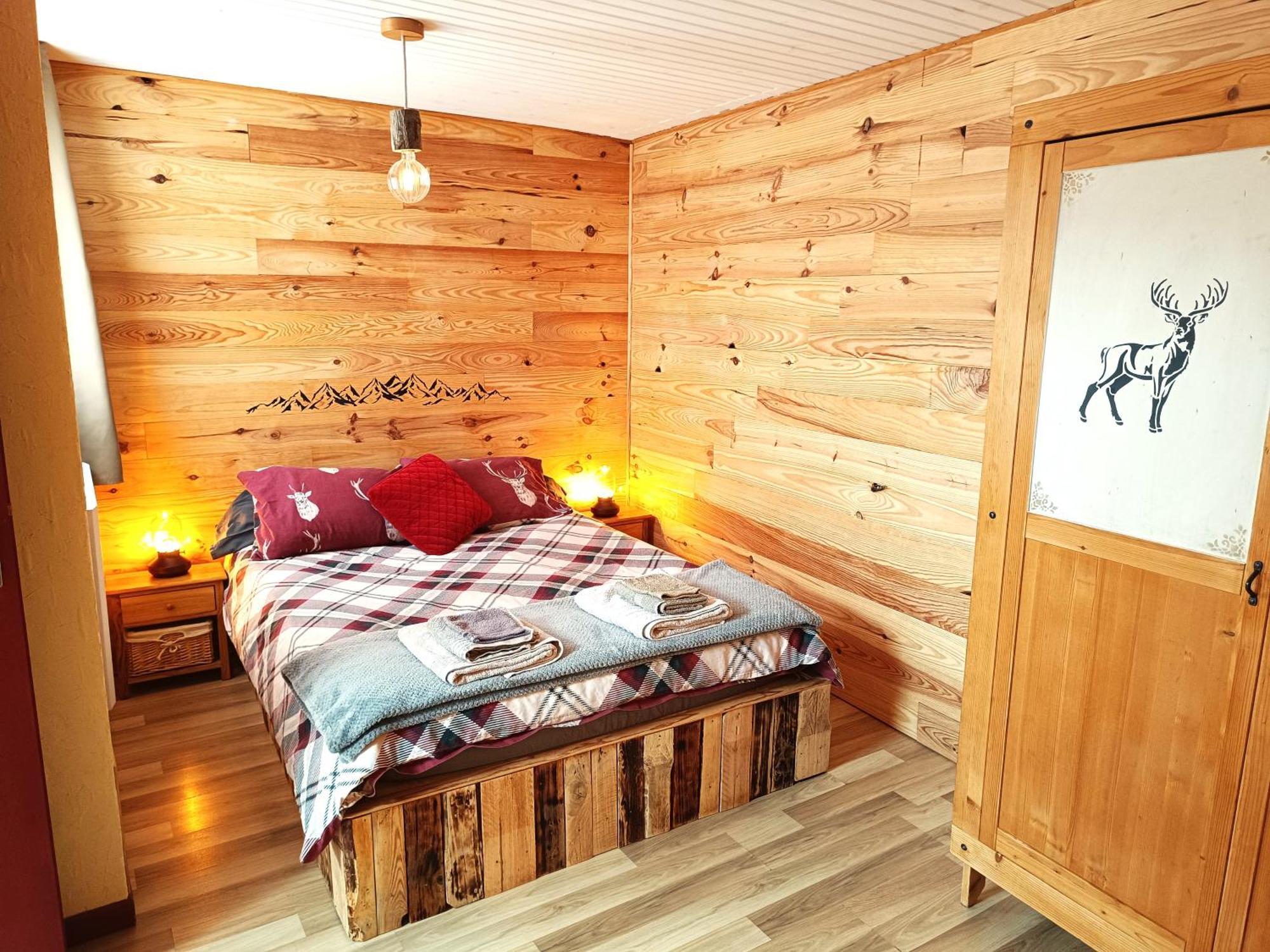 Gite Ha-Py Chalet กอมปอง ภายนอก รูปภาพ