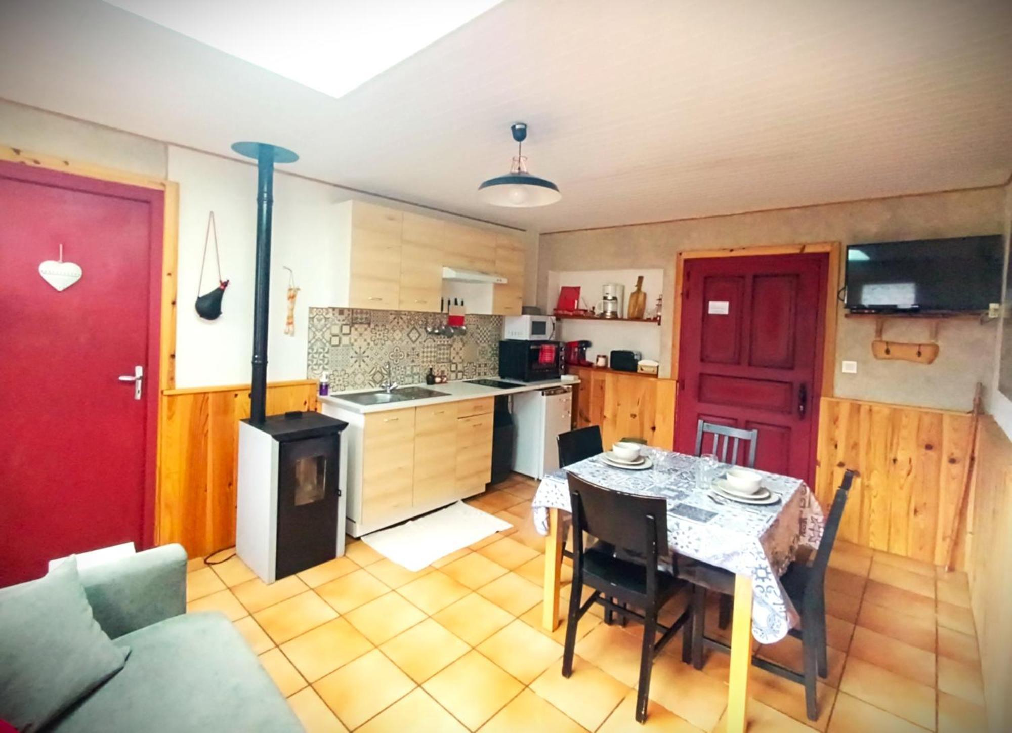 Gite Ha-Py Chalet กอมปอง ภายนอก รูปภาพ