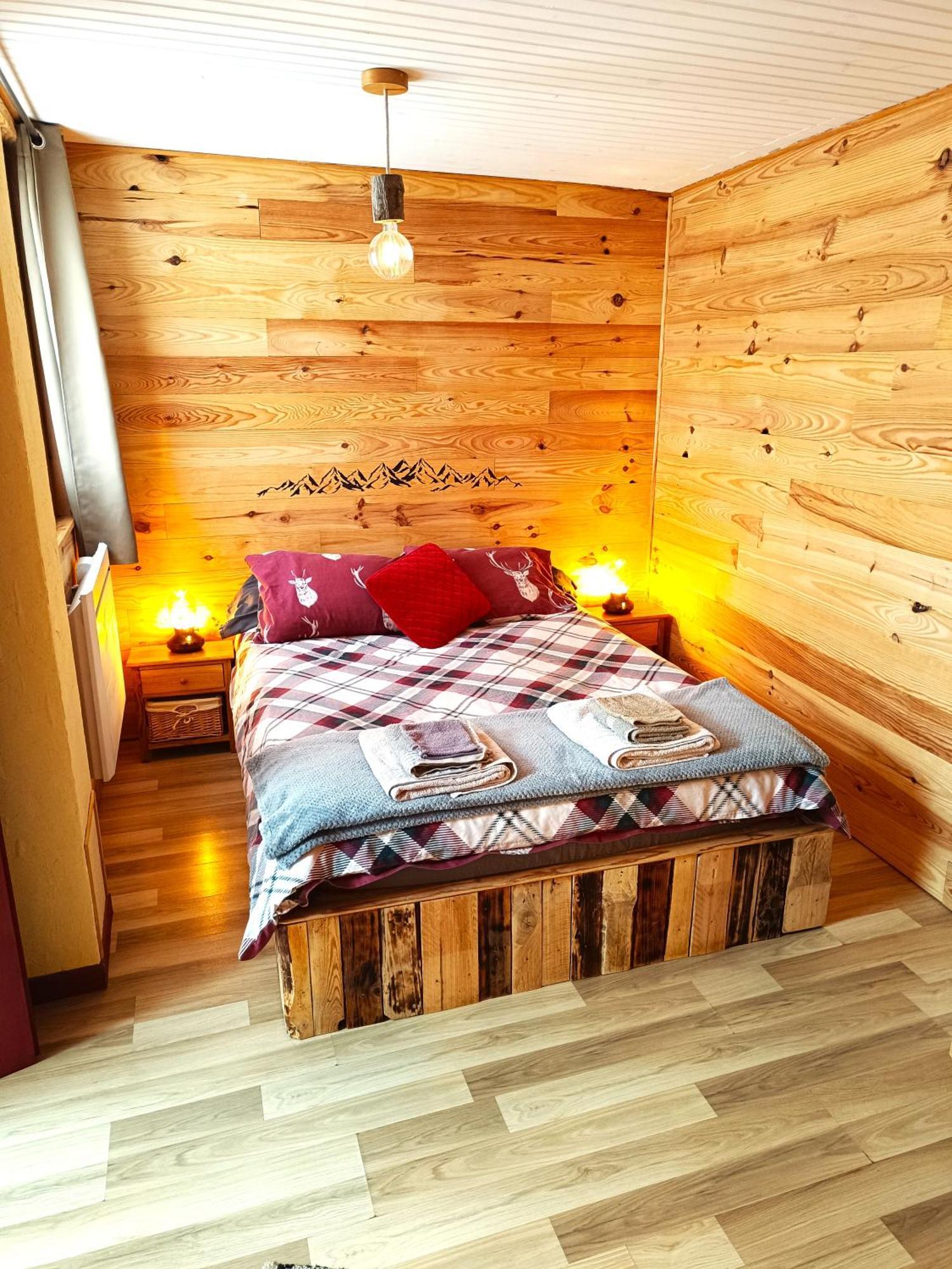 Gite Ha-Py Chalet กอมปอง ภายนอก รูปภาพ